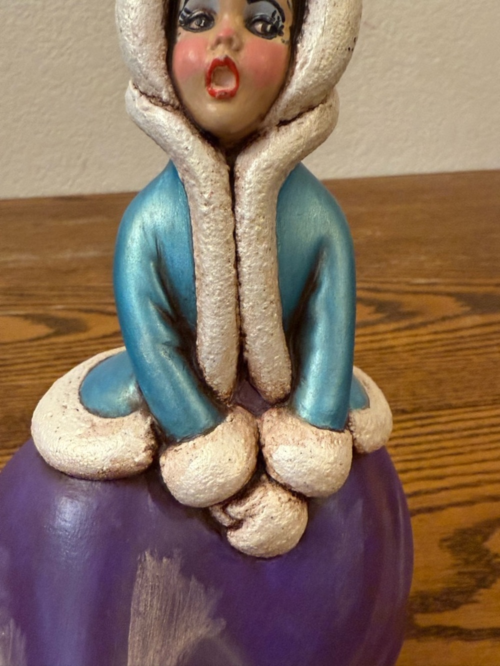 Vintage Atlantic Mold "Windswept Girl" Ceramic Caroler – Hand-Painted VTG WHIMSY - Picture 4 of 16